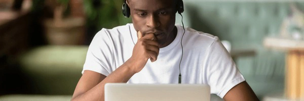 Une personne concentrée, travaillant sur un ordinateur portable dans un environnement calme.