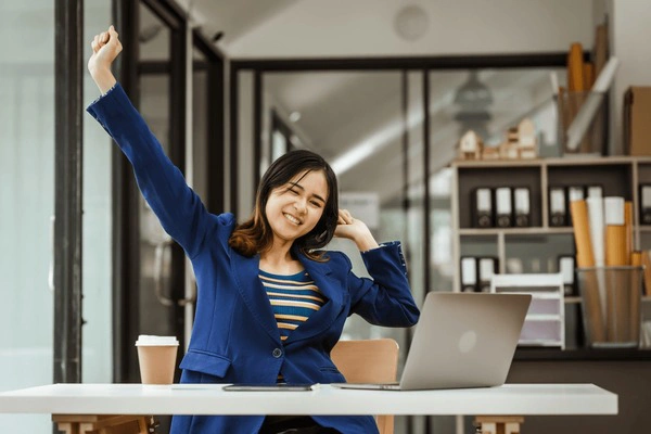 Une personne faisant des étirements au bureau.